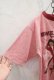 画像10: ピンクレッド×レッド×ブラック人＆英字ロゴプリントクルーネック半袖リンガーTシャツ