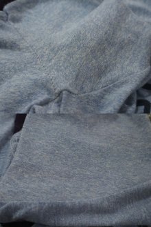 他の写真1: ライトブルー×ダークパープル×ネイビー英字ロゴプリントクルーネック半袖リンガーTシャツ