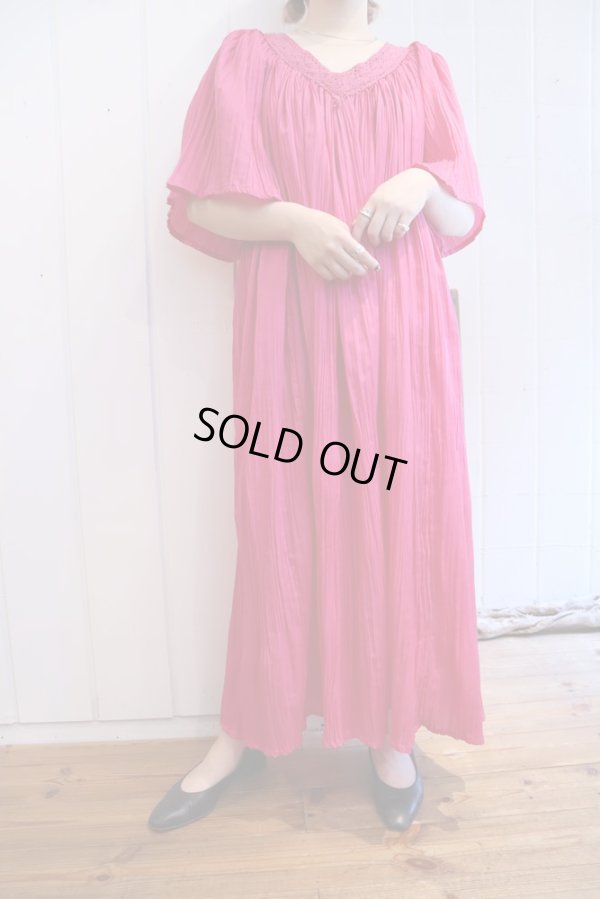 画像1: ピンク無地かぎ編みレース付きVネック半袖プリーツドレス
