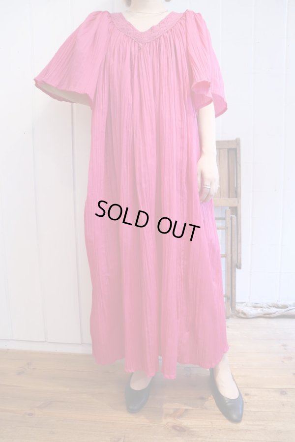 画像2: ピンク無地かぎ編みレース付きVネック半袖プリーツドレス