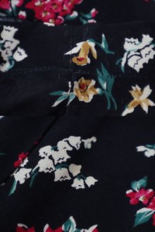 他の写真1: ブラック×ホワイト×ビビットピンク花柄クルーネックレーヨン半袖トップス＆スカートセットアップ