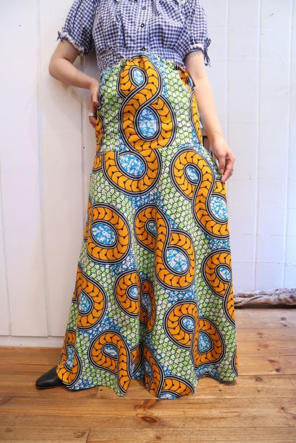 画像2: ライトグリーン×オレンジ×ブルー幾何学柄アフリカンバティックロングスカート