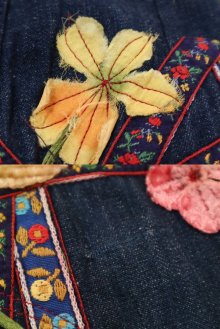 他の写真1: 70年代 インディゴブルー花刺繍＆花装飾フロントボタンデニムロングスカート