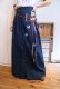 画像1: 70年代 インディゴブルー花刺繍＆花装飾フロントボタンデニムロングスカート (1)