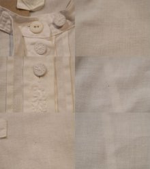 他の写真1: ホワイト刺繍入りタックデザインくるみボタンスタンドカラー長袖プルオーバーチロルシャツ