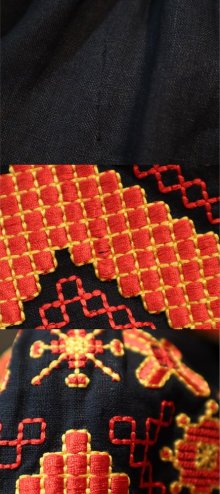 他の写真1: ブラック×オレンジレッド×イエローエスニック刺繡タッセルリボン付きスリットネックバルーンスリーブ長袖チュニック