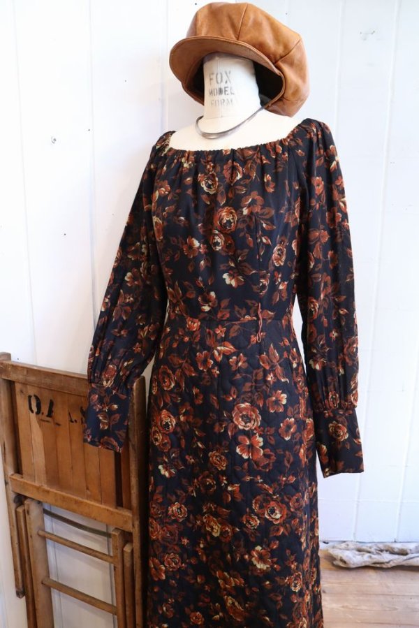 画像1: 60〜70年代ブラック×オレンジブラウン花柄キルティング切替長袖ロングドレス