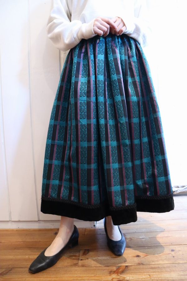 画像1: ターコイズグリーン×ブラック×ピンクチェック＆ペイズリー柄裾ベロアチロルスカート