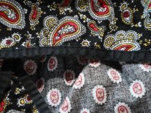 他の写真1: ブラック×ホワイト×レッドペイズリー＆花柄ティアードプロヴァンススカート