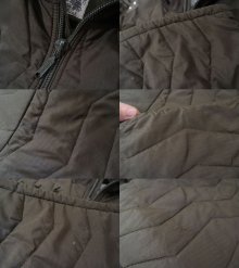 他の写真1: チャコールブラウン×カーキポケット付きフルジップ長袖キルティングジャケット