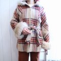 ▼30％OFF▼　60〜70年代ベージュ×くすみピンクレッド×ネイビーチェックフェイクファー切替ポケット＆フード付き長袖ウールジャケット