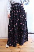 ”Laura ashley” ブラック×ピンク×グリーン花柄ポケット付きコーデュロイスカート
