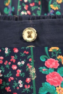 他の写真1: ネイビー×グリーン×ピンク花柄裾レース＆飾りボタンポケット付きチロルスカート