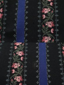 他の写真1: ブラック×ブルー×ピンクストライプ＆花柄裾レースポケット付きチロルスカート