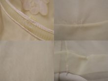他の写真2: パステルイエロー×ホワイト花パッチ&刺繍リボン付きノースリーブランジェリートップ