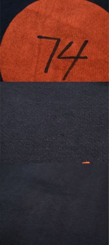 他の写真1: ネイビー×オレンジカレッジプリントポケット付きフード裏地サーマル長袖スウェット