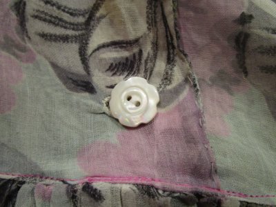 画像3: 50〜60年代ライトグレー×ピンク×イエロー花柄ハーフボタン襟付きフレンチスリーブ半袖シースルードレス