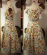 画像3: 50〜60年代ホワイト×オレンジ×サックスペイント風お花柄ハーフボタンラウンドネック半袖ドレス (3)