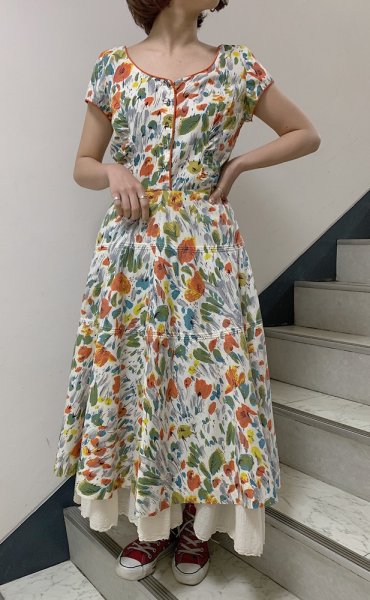 画像1: 50〜60年代ホワイト×オレンジ×サックスペイント風お花柄ハーフボタンラウンドネック半袖ドレス (1)