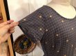 画像9: 50〜60年代ブラック×イエロー×ピンクチェック柄＆幾何学刺繍ラウンドネックポケット付き半袖ドレス (9)