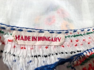 画像1: 40〜50年代ホワイト×カラフルハンガリー花刺繍シャーリングパフスリーブ半袖シースルーチュニック