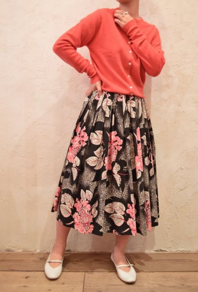 画像1: 50〜60年代ブラック×ピンク×グレー花モザイクペイントフレアスカート (1)