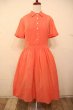 画像4: 50〜60年代ブラッドオレンジ無地ピンタッグハーフボタン半袖シャツ型ドレス (4)
