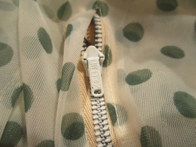 画像1: 50〜60年代ホワイト×オリーブドット柄カシュクール半袖シースルードレス