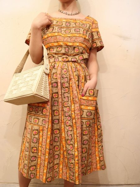画像1: 50〜60年代オレンジ×ブラウン花＆楕円ペイントポケット・ベルト付きスクエア半袖ドレス (1)