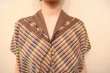 画像9: 50〜60年代ブラウン×カラフルチェック柄スカラップ飾りボタン付き開襟半袖ドレス (9)