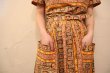 画像9: 50〜60年代オレンジ×ブラウン花＆楕円ペイントポケット・ベルト付きスクエア半袖ドレス (9)