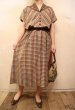 画像3: 50〜60年代ブラウン×カラフルチェック柄スカラップ飾りボタン付き開襟半袖ドレス (3)