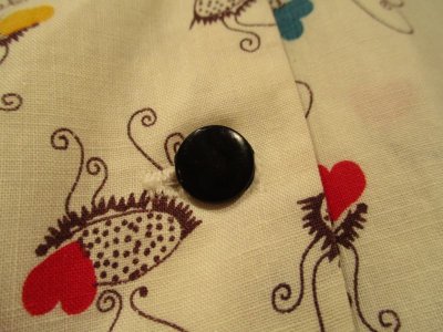 画像1: 50〜60年代ホワイト×カラフルハートチェアー柄ピンタッグポケット付き半袖シャツ型ドレス