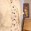画像3: 50〜60年代ホワイト×カラフルハートチェアー柄ピンタッグポケット付き半袖シャツ型ドレス (3)