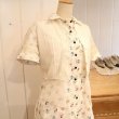 画像2: 50〜60年代ホワイト×カラフルハートチェアー柄ピンタッグポケット付き半袖シャツ型ドレス (2)