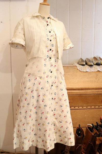 画像1: 50〜60年代ホワイト×カラフルハートチェアー柄ピンタッグポケット付き半袖シャツ型ドレス (1)