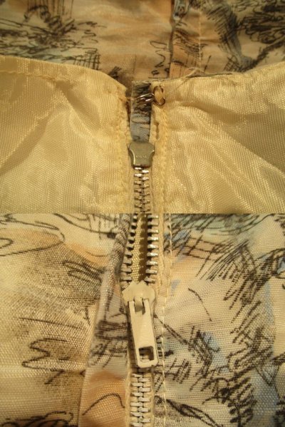 画像1: 50〜60年代サックス×ベージュ手描き風景柄ベルト付きプリーツノースリーブドレス