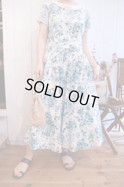 画像1: 50〜60年代ホワイト×ライトブルー花柄パイピングポケット付きフレンチスリーブ半袖ドレス (1)