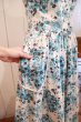 画像11: 50〜60年代ホワイト×ライトブルー花柄パイピングポケット付きフレンチスリーブ半袖ドレス (11)