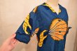 画像8: ネイビー×オレンジ×イエローくるみボタンVネック半袖アフリカンバティックシャツ (8)