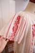 画像14: 60〜70年代ホワイト×レッドルーマニア刺繍ギャザーネック半袖シースルーチュニック (14)