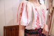 画像6: 60〜70年代ホワイト×レッドルーマニア刺繍ギャザーネック半袖シースルーチュニック (6)