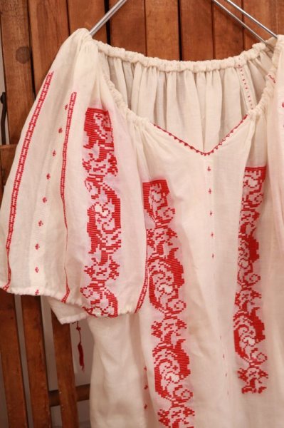 画像1: 60〜70年代ホワイト×レッドルーマニア刺繍ギャザーネック半袖シースルーチュニック (1)