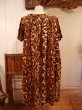 画像8: 50〜60年代ブラウン×マスタードイエローハワイアンプリントチャイナボタン付き半袖ドレス (8)
