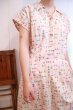 画像4: 50〜60年代クリームベージュ×パステルカラーフルーツ柄襟＆ポケット付き半袖ドレス (4)