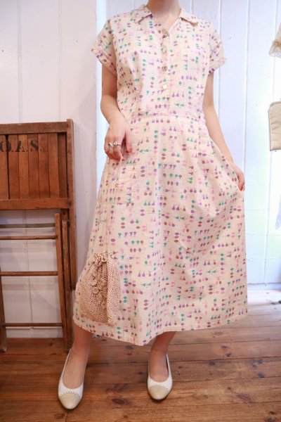 画像1: 50〜60年代クリームベージュ×パステルカラーフルーツ柄襟＆ポケット付き半袖ドレス (1)