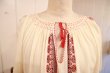 画像9: 60〜70年代ホワイト×レッド×チャコールルーマニア刺繍スリットネックタッセルリボン付き半袖チュニック (9)