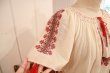 画像11: 60〜70年代ホワイト×レッド×チャコールルーマニア刺繍スリットネックタッセルリボン付き半袖チュニック (11)