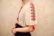 画像5: 60〜70年代ホワイト×レッド×チャコールルーマニア刺繍スリットネックタッセルリボン付き半袖チュニック (5)