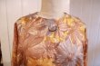 画像10: 50〜60年代ライトブラウン×イエロー×ホワイト花柄飾りボタン付き七分袖ドレス (10)